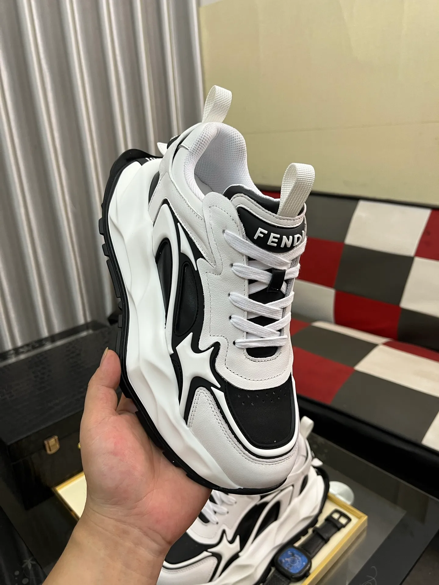 Men's Men's Shoes💰580⌚️⌚️[fendi] Fendi's classic and comfortable men's, this complex sneaker is made of soft calfskin➕genuine leather lining➕original ultra-light rubber material with rough outsole. This unique light style is suitable for the casual and refined sensibility of this season. It is comfortable and natural on the feet. It is an everyday style for casual travel in autumn and winter! 38-446️⃣colors available
